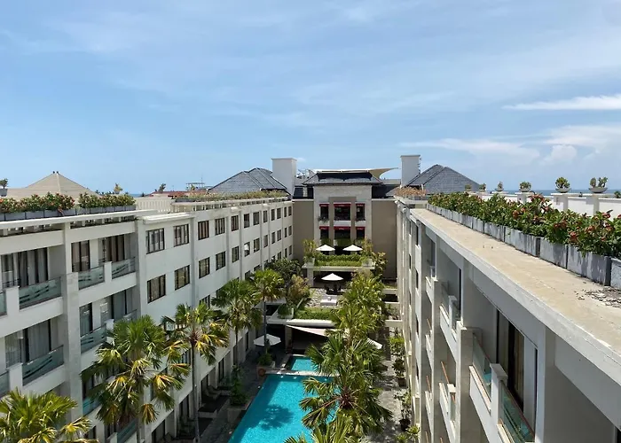 Stylish 2 Bedroom Penthouse Apt, Newly Refreshed, 50 Mbps, Pool, Gym, Resto