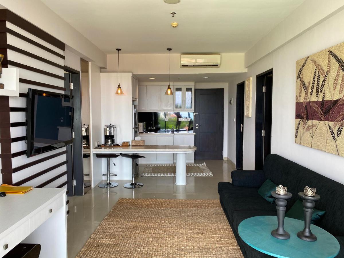 Stylish 2 Bedroom Penthouse Apt, Newly Refreshed, 50 Mbps, Pool, Gym, Resto *