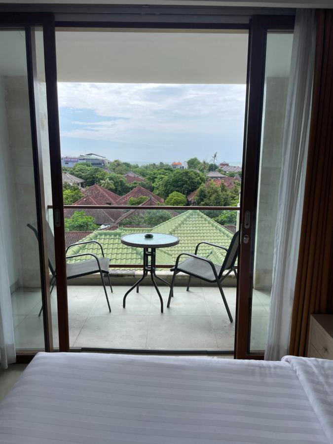 Stylish 2 Bedroom Penthouse Apt, Newly Refreshed, 50 Mbps, Pool, Gym, Resto Appartement