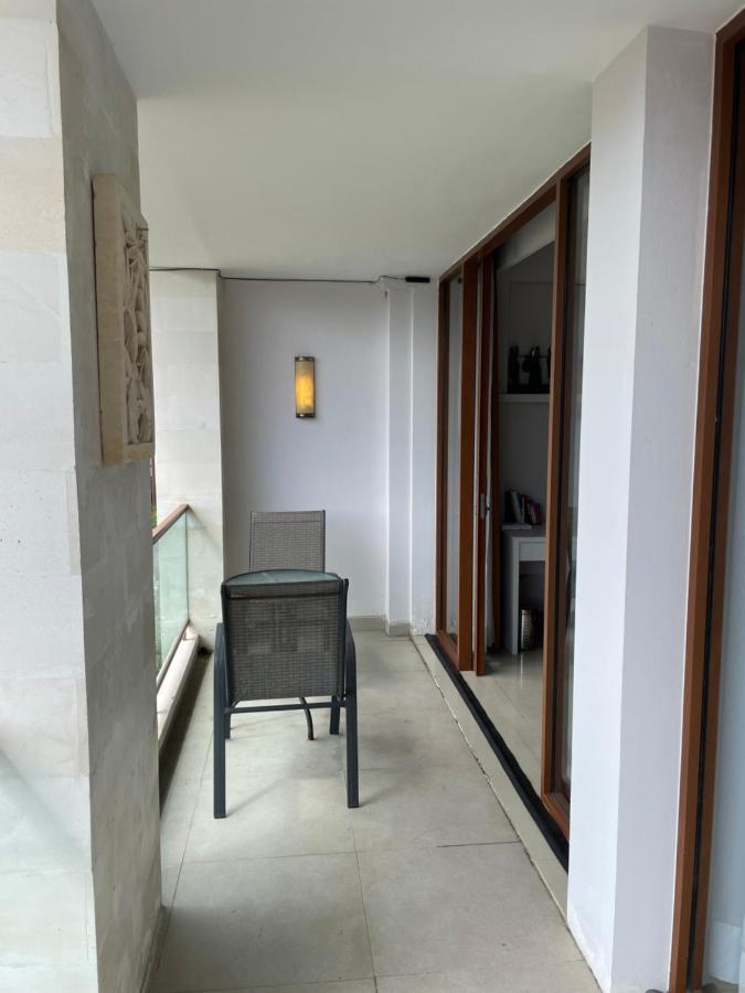 Stylish 2 Bedroom Penthouse Apt, Newly Refreshed, 50 Mbps, Pool, Gym, Resto Appartement